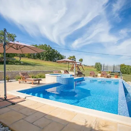 빌라 Unique Bosket With Pool And Jacuzzi Surrounded By Nature 비지나다
